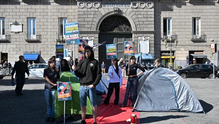 Napoli, studenti con le tende contro caro affitti: “Sfrattiamo Manfredi”