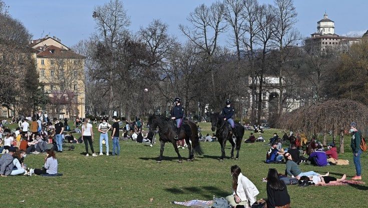 Nell'ultimo sabato prima del lockdown assalto ai parchi e giardini