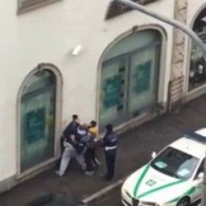 Monza, lascia il figlio chiuso in auto al gelo: al ritorno trova i vigili, minaccia di darsi fuoco