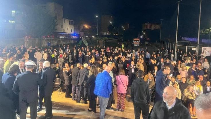 Palermo, alla veglia dei vescovi le donne dello Zen abbracciano la mamma di Paolo Taormina