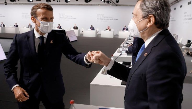 "Ora un New Deal per l’Africa”: 100 miliardi dal summit di Parigi. Macron: "Via i brevetti dai vaccini"