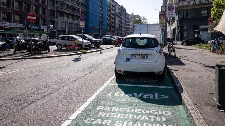 Due noleggi per auto al giorno: il car sharing non piace più ai milanesi
