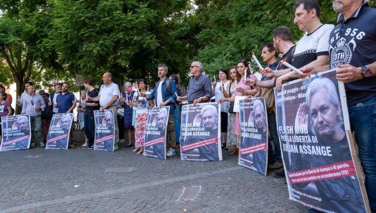 Julian Assange, il Consiglio comunale di Milano si divide: no alla cittadinanza onoraria 