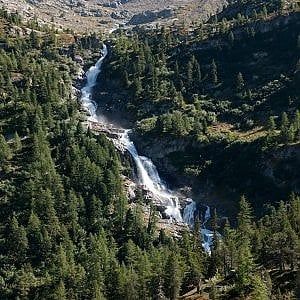 Sotto le cascate del Rutor, una doccia naturale per rinfrescare l’estate della montagna