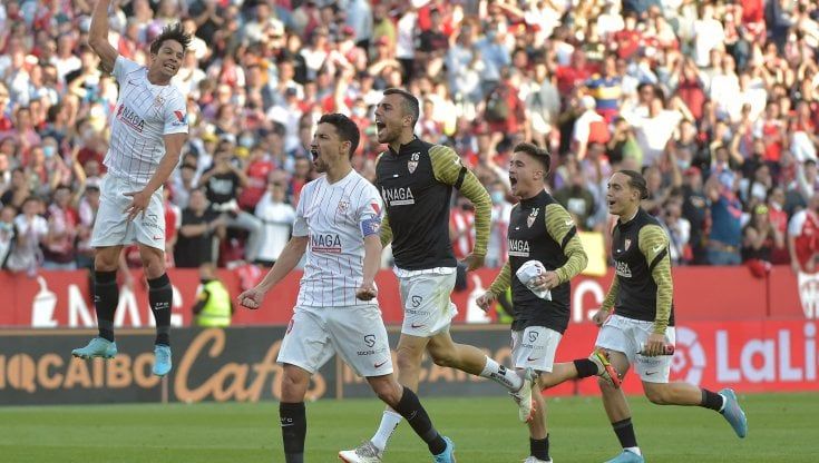 Liga, il Siviglia vince il derby e resta in scia al Real. Poker del Barcellona