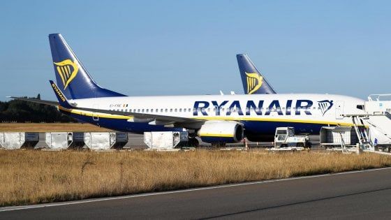 "Passeggeri chiusi per 3 ore sull'aereo Ryanair fermo a Brindisi": malori e proteste