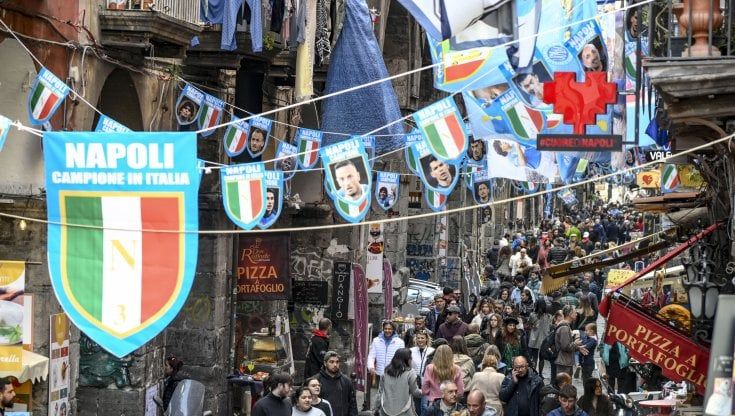 E poi un giorno all’improvviso scoprono Napoli