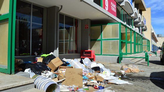 Bari, la Fiera del Levante è una discarica: montagne di rifiuti e avanzi dopo la campionaria