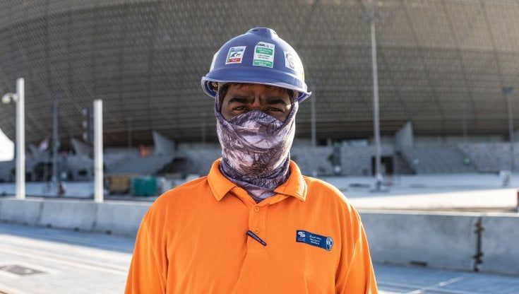 I volti e le vite dei lavoratori migranti del Qatar negli scatti di Valerio Nicolosi