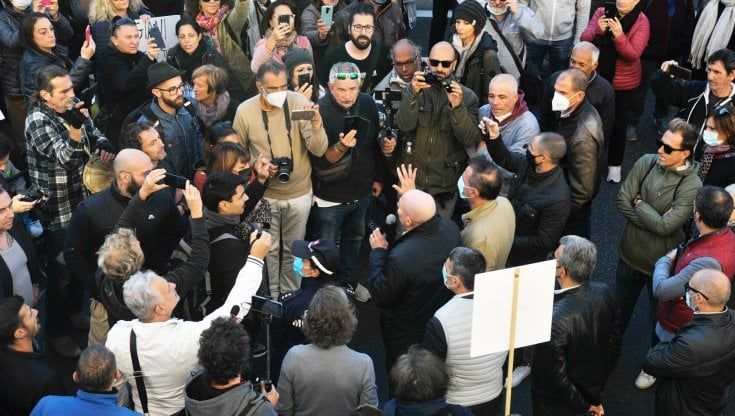 L'altra faccia della protesta: sindacalisti e centri sociali, ecco i No Pass di sinistra in concorrenza coi fascisti