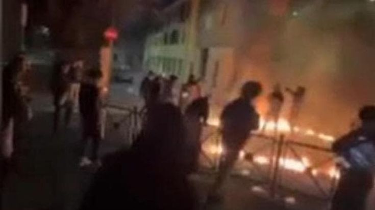 Molotov contro i carabinieri a capodanno, arrestati 5 minori. Dicevano: “Ne dobbiamo fare 300”