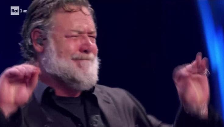 Russell Crowe fa il gladiatore all'Ariston: "Scatenate l'inferno". Poi prende in giro John Travolta 