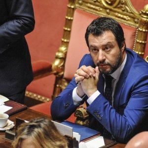 Brindisi, Salvini sul palco per sostenere il candidato della Lega: è derby con Di Maio