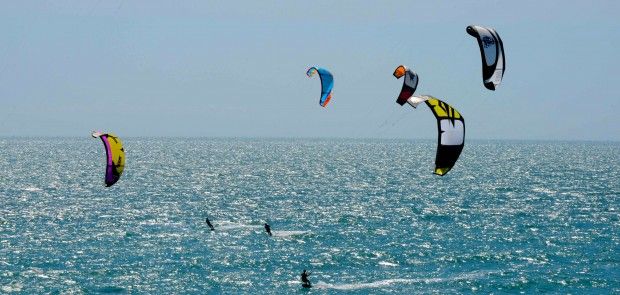 Il ballo degli aquiloni in mare