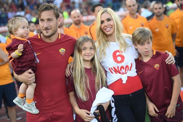 "Ciao Capitano": il lungo abbraccio dell'Olimpico a Francesco Totti