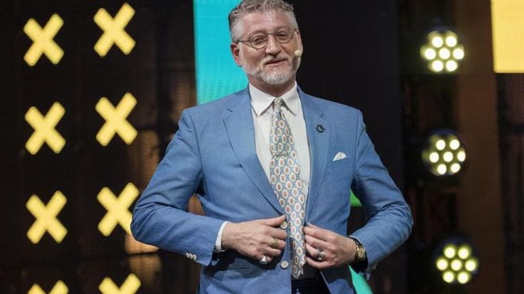 Giuli, lo stile dei ministri estremisti. Berluscoteca e signore Vannacci