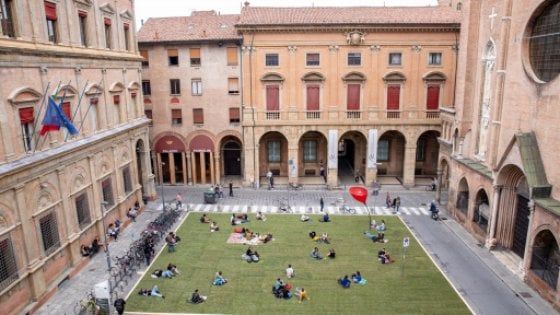 Bologna, Strade Aperte e il prato di piazza Rossini: "Non può essere una città di sole pietre"