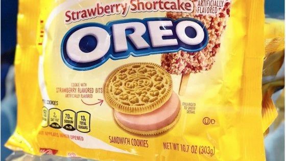 Oreo in rosa, la sorpresa alla fragola del sandwich di biscotti 