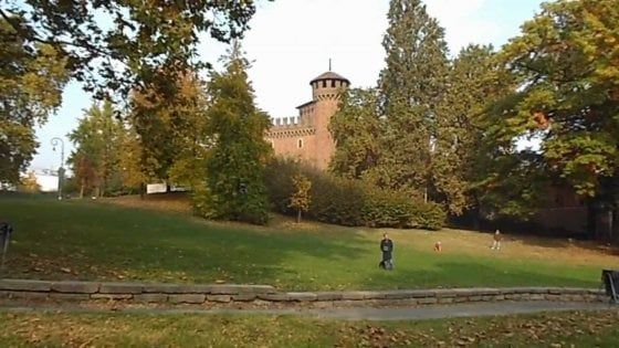 Adescava ragazzini al parco del Valentino, architetto arrestato dalla polizia
