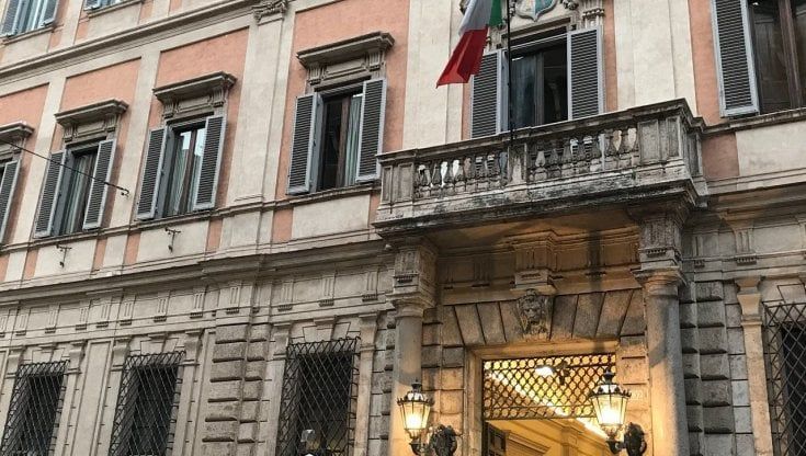 Berlusconi il 31 dicembre lascia Palazzo Grazioli, ma il Covid blocca il trasloco nella Villa Zeffirelli