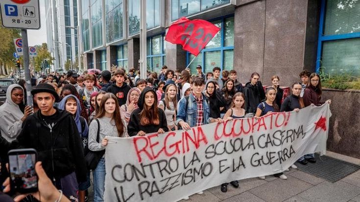 “Le scuole cadono a pezzi”, studenti in presidio alla Città metropolitana