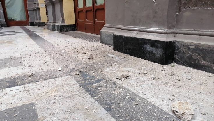 Galleria Principe, tragedia sfiorata: cade cornicione durante festa di bimbi