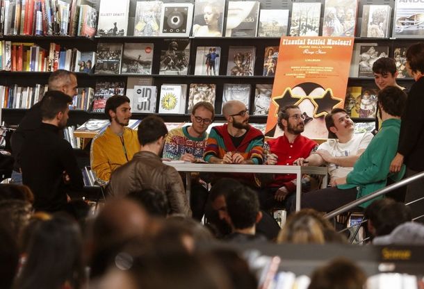 Roma, i Pinguini tattici nucleari incontrano i loro fan alla Feltrinelli Appia nuova