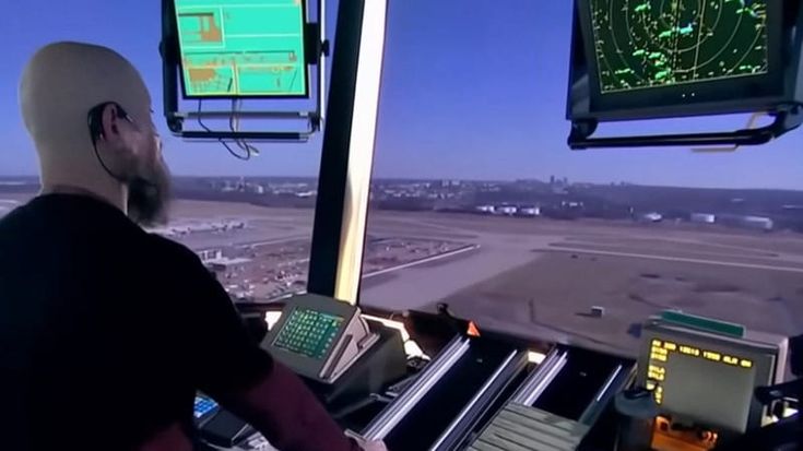 Usa, taglio dei voli del 10% in 40 scali: pesano shutdown e stress dei controllori