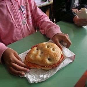 Il ministero: in mensa a scuola con il pranzo della mamma? Può mangiare con gli altri bambini