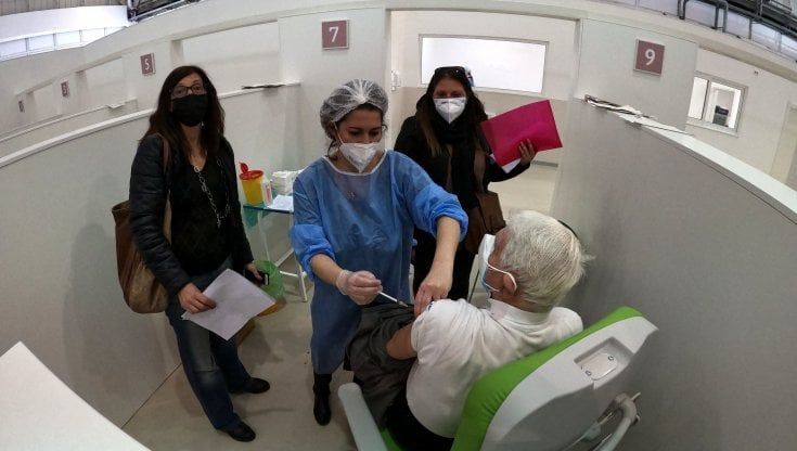 Vaccini anti Covid in Puglia, domande e risposte: 11mila dosi al giorno, via alle adesioni per i nati fino al '47