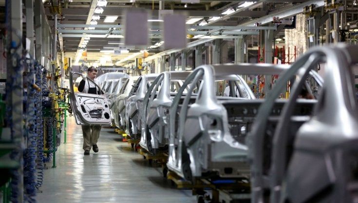 La guerra in Ucraina e le sanzioni verso la Russia colpiscono anche l'industria dell'auto