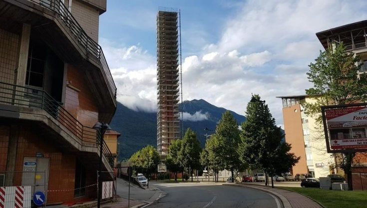 Omegna, ubriachi si arrampicano all'alba su ciminiera alta 60 metri: "Volevamo vedere il paesaggio"