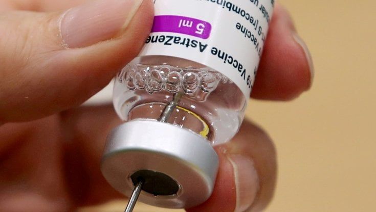 Astrazeneca, scarseggiano le dosi. Le Regioni preoccupate per i richiami