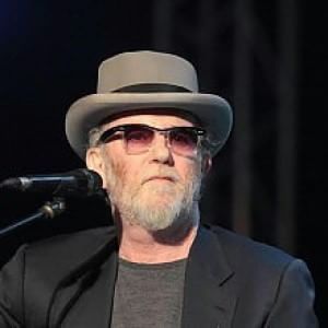 Gli allenatori premiano De Gregori e "La leva calcistica della classe '68": "Il quella canzone c'è il calcio"