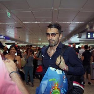 Italia, folla per gli azzurri al rientro. Buffon: "Abbiamo ricompattato una Nazione"
