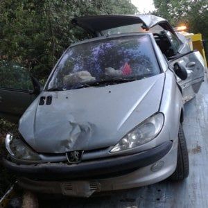 Mondello, auto finisce contro gli alberi: uomo in prognosi riservata