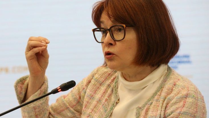 Russia, la Banca centrale: "Sanzioni avranno impatto forte sull'economia". Putin ribalta il giudizio: "La guerra lampo economica dell'Occidente ha fallito"