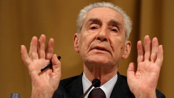Rodotà: aperta a Montecitorio la camera ardente. Gentiloni: "Un esempio, merita il ricordo del Paese"