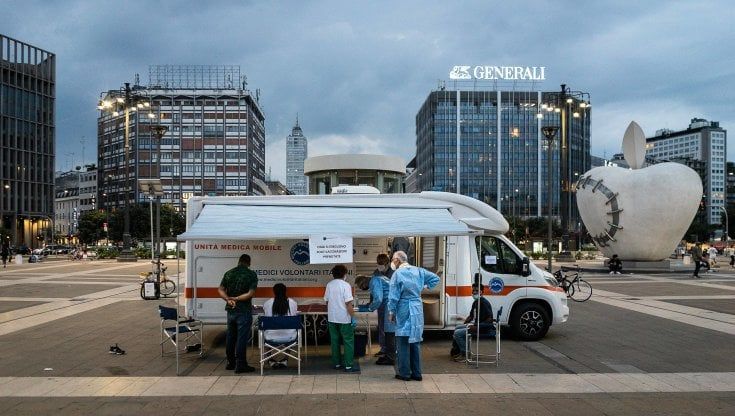 Coronavirus a Milano, operazione vaccini per i senzatetto: “L’immunità un diritto” 