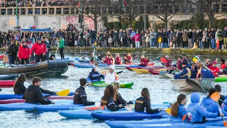 La festa collettiva della fiaccola: centinaia di migliaia in strada tra scolaresche, selfie e vip