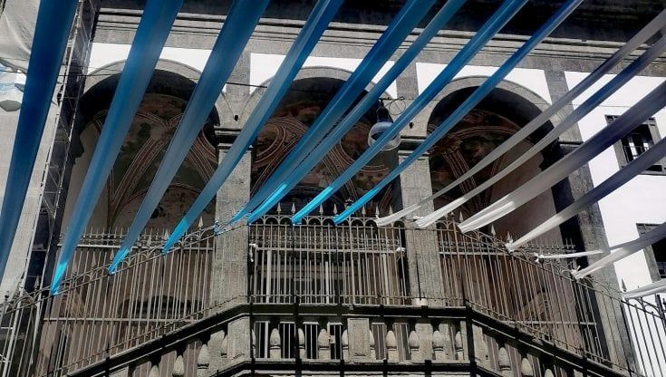 Nastri azzurri sulla chiesa di Santa Maria Regina Coeli 