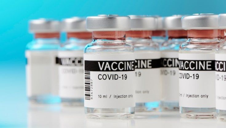 Vaccini, il limbo dei volontari Reithera: per loro niente green pass. Carofiglio: "Io immunizzato ma la Ue non lo riconosce"