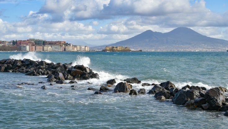 Allerta per vento forte e mare agitato: lunedì 25 chiusi cimiteri e parchi a Napoli