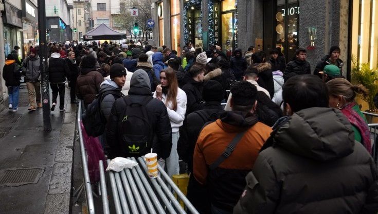 Tutti in coda (dalla notte) per le sneaker dei sogni: da tutta Italia per il debutto del negozio Jordan World of Flight