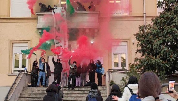 Torino, occupato il liceo Einstein: "Il governo Meloni ci dia risposte chiare"