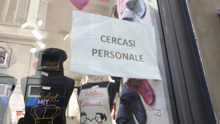 I negozi stanno già pensando al Natale: “Siamo in difficoltà, manca personale” 