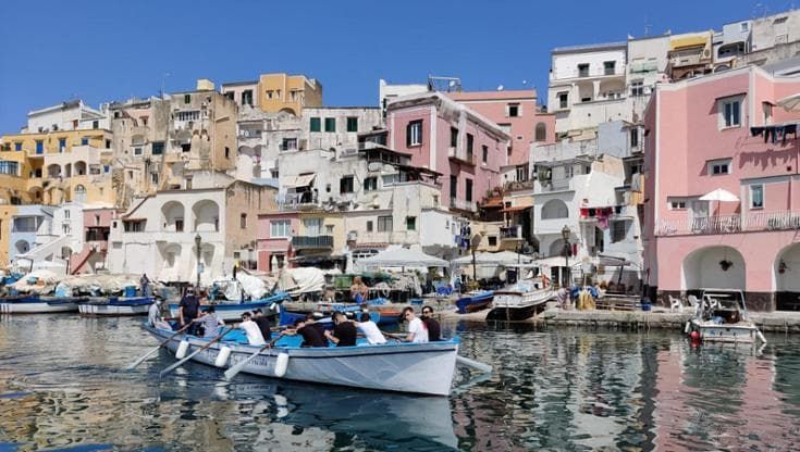 Procida, troppi tuffi “social” tra le barche: vietato fare il bagno alla Corricella