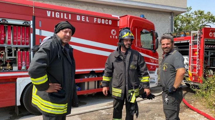 Incendio alle porte di Bari: a fuoco ex fabbrica nella zona di Santa Caterina, il fumo visibile da tutta la città
