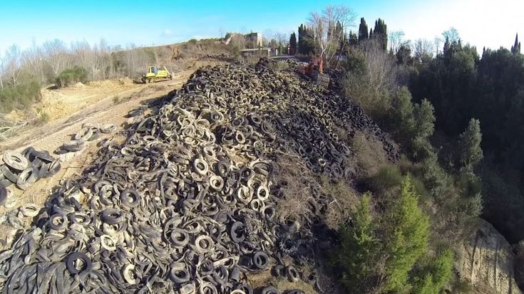 A Rapolano la collina della vergogna: tonnellate di pneumatici tra le Crete Senesi