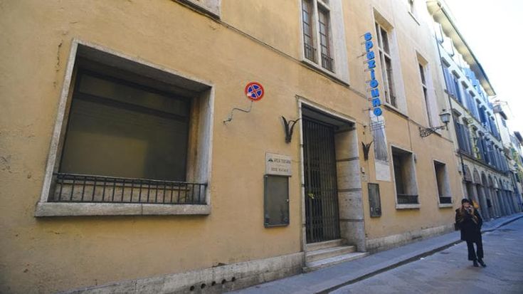 La sala per ora non riapre: in vendita il palazzo dello storico Spazio Uno